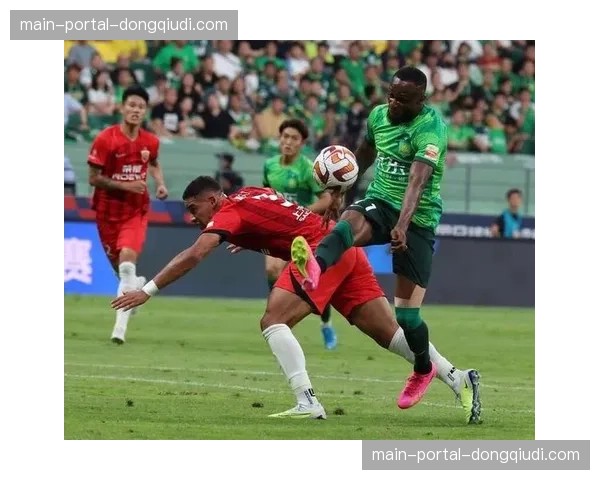 场边花絮：大雨中北京国安主帅苏亚雷斯为队员亲自擦拭足球